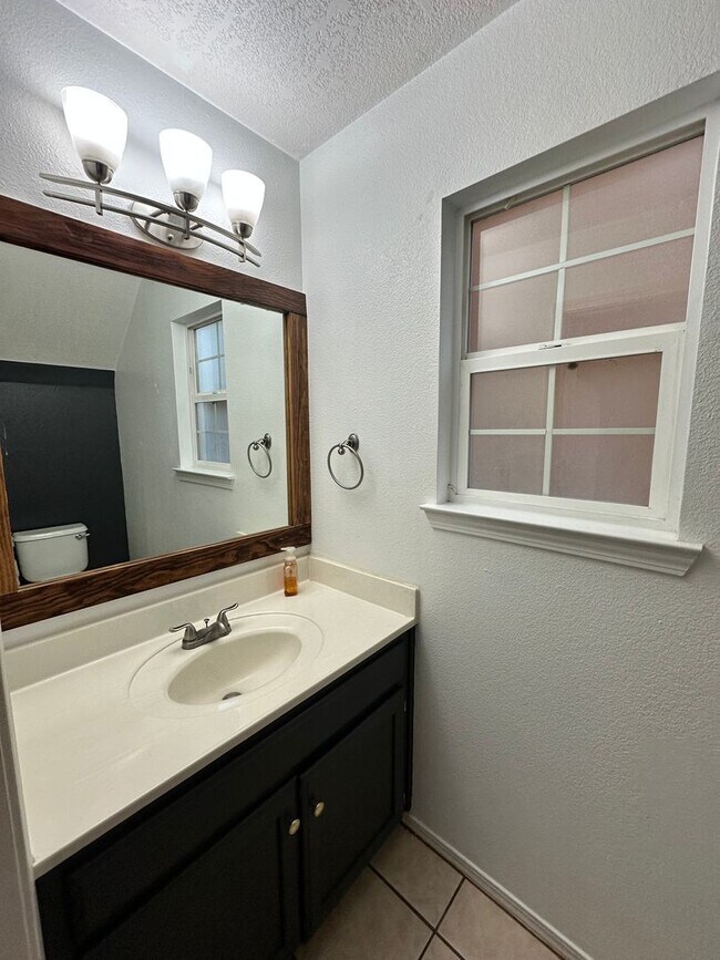 Building Photo - Tons of Character! 3 bed 2.5 bath amazing ...