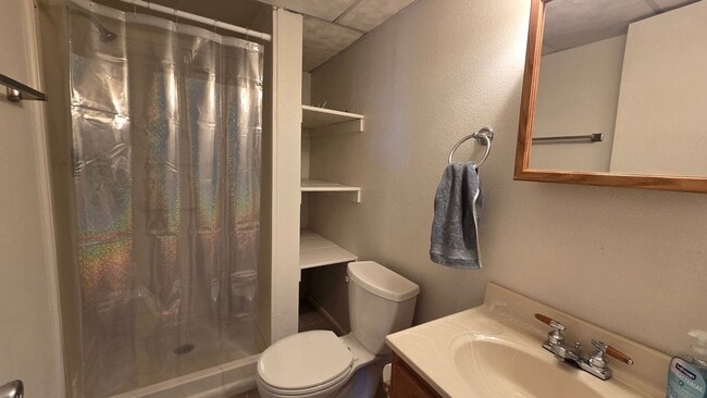 Building Photo - Fantastic 4BR, 3.5BA! Deck, FP, great yard, location!! (Regal)