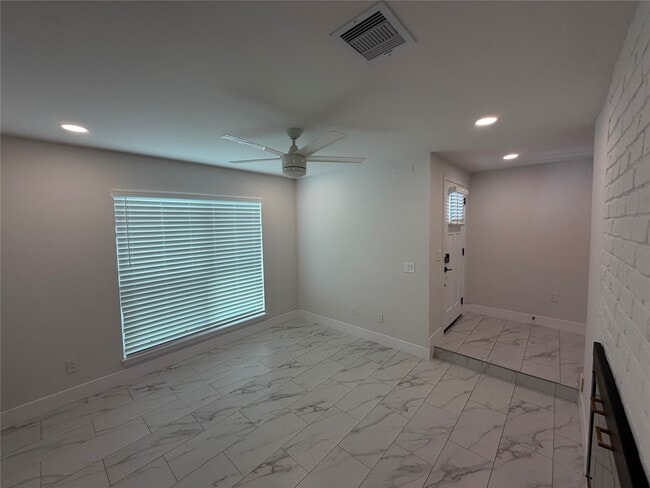 Building Photo - 2218 Round Lake Dr