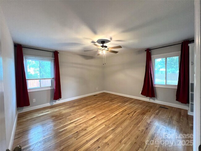 Building Photo - 5745 Riviere Dr