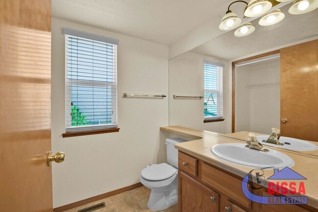 Building Photo - Beautiful home with 4 BR, 3.5 BA, 2 CAR wi...