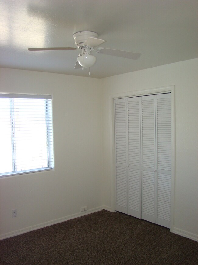 Building Photo - Move in ready! Call for a showing.
