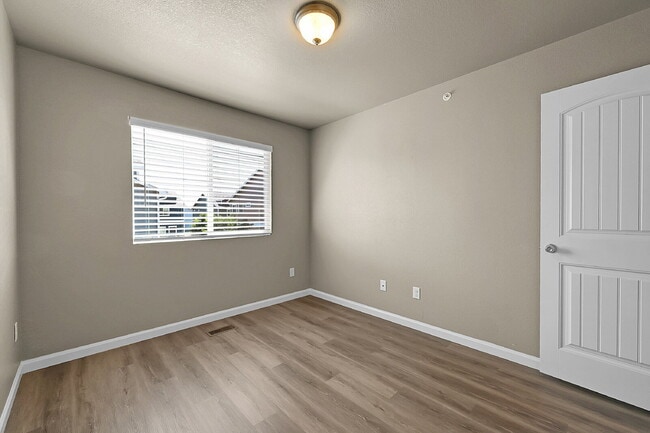 Building Photo - $1,850-3 Bed 3.5 Bath townhome in CO Sprin...