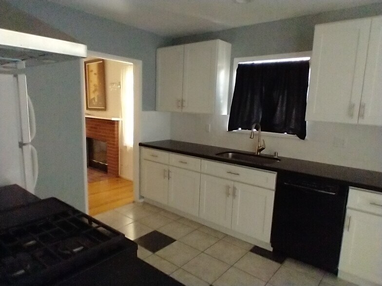 Kitchen - 6819 Yolanda Ave
