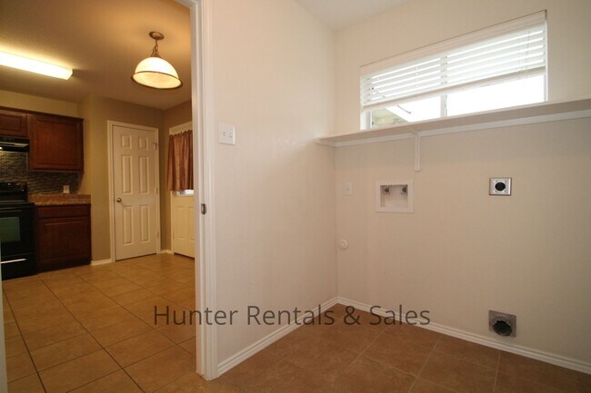 Building Photo - Beautiful Home!