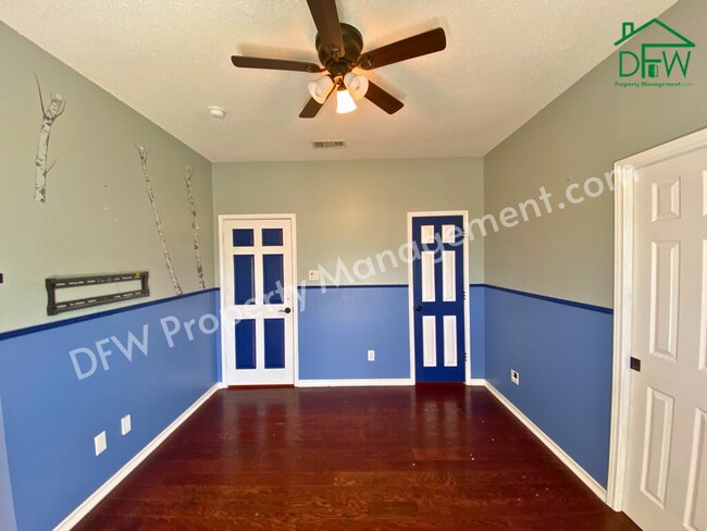 Building Photo - 2502 Chapel Hill Dr
