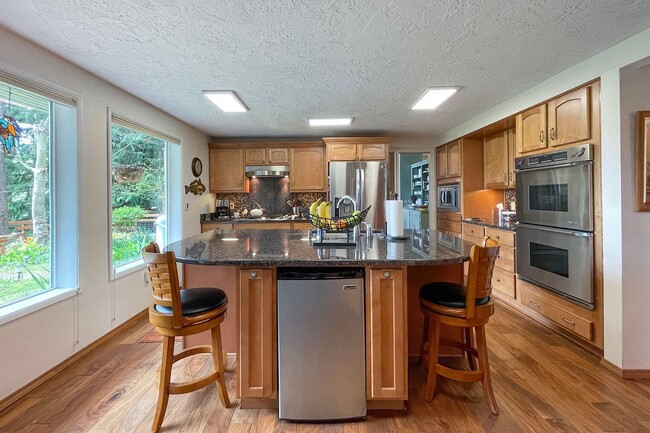 Building Photo - Fully Furnished Home