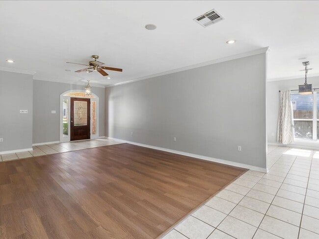 Building Photo - Greenleaves gem 3 bd 2 ba home, fenced yard!