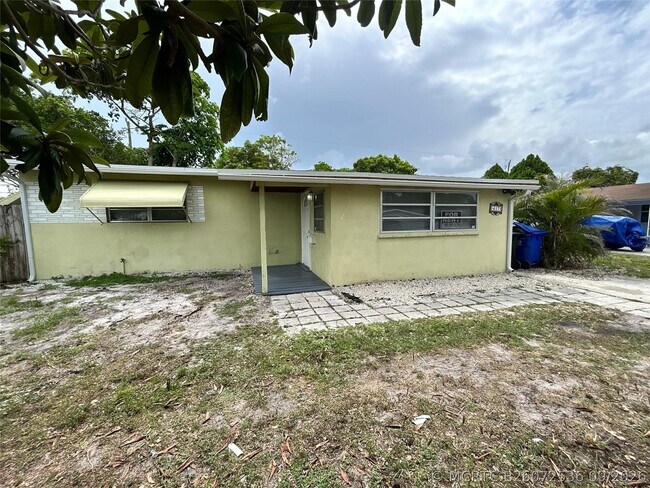 Building Photo - 417 SW 25th Terrace