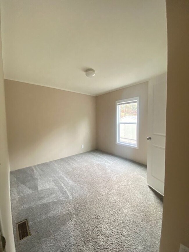 Building Photo - Private Country Living 3 Bedroom Home!