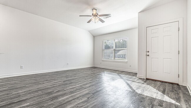Building Photo - 640 Hidden Springs Dr