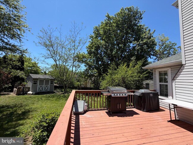 Building Photo - 407 Tamarack Cir