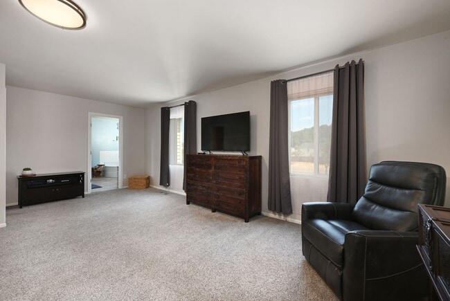 Building Photo - Amazing Home in Orting!!