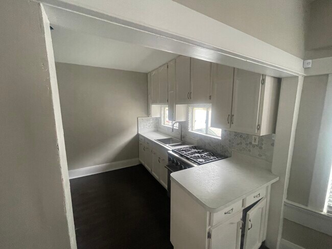 Building Photo - 373 W 47th Pl