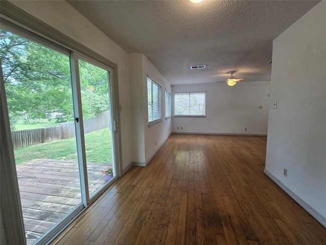 Building Photo - 807 Meadowcreek Dr