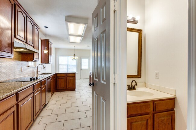 Building Photo - 8434 Golf Club Cir