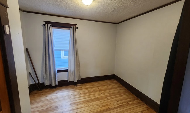 Building Photo - 1822 Roblyn Ave