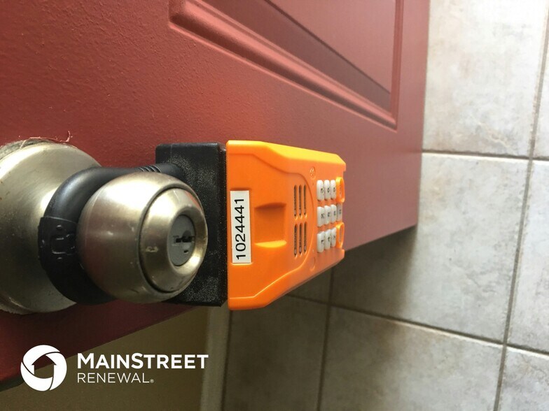 Building Photo - 2348 Ainsworth Ave