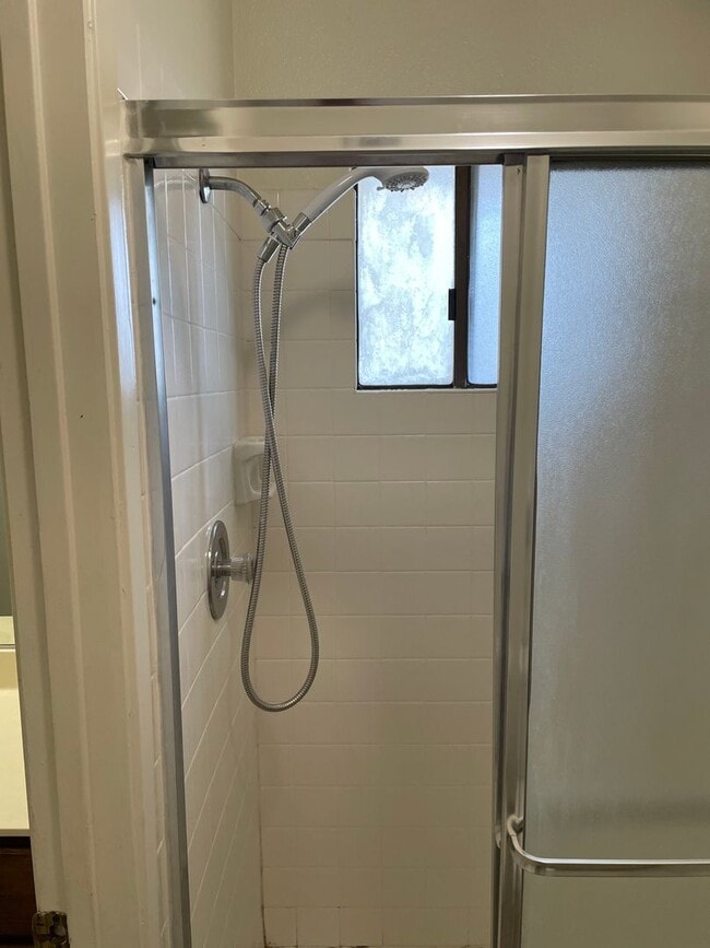 Building Photo - 3 Bedroom 2 Bathroom in Pocket