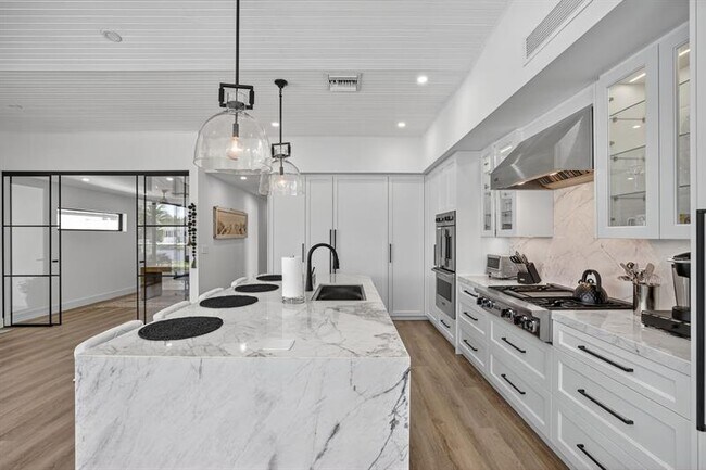 Building Photo - 2157 Coral Gardens Dr