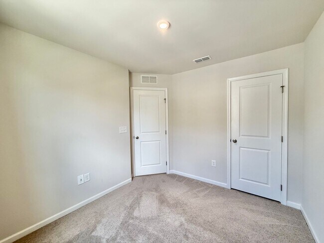 Building Photo - Stunning 3BD, 2.5BA End Unit Zebulon Townh...