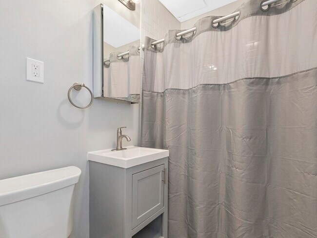 Building Photo - 180 River St