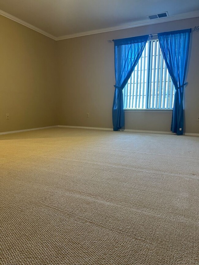 Building Photo - $1700/Mos 1 Bed 1 Bath Lower Level Condo i...