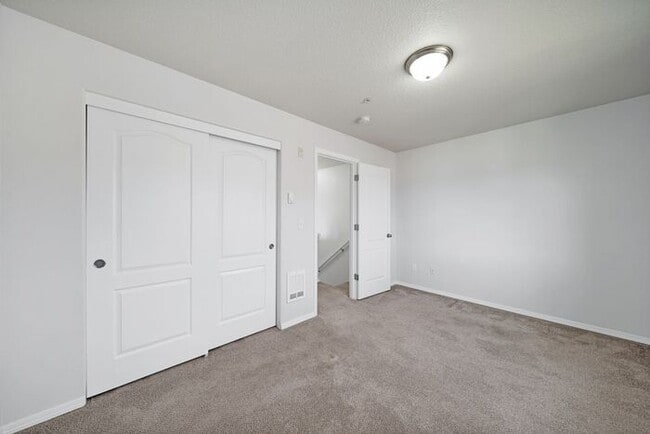 Building Photo - 2 bedroom 1.5 bath Condo! Washer and Dryer in unit!!