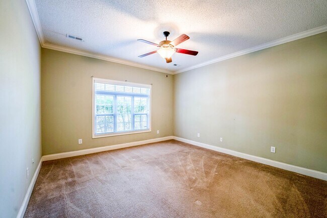 Building Photo - West Hills House 3BR/ 2.5BA, 2 Car garage, primary bedroom on main level