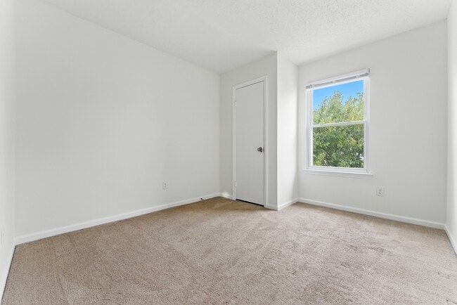 Building Photo - 1323 Longlac Rd