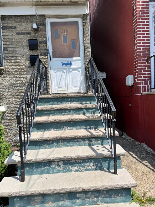 Building Photo - 216 Hopkins Ave