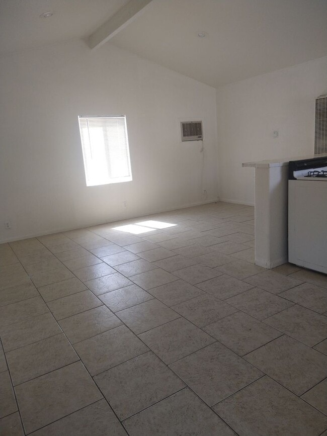 Building Photo - Nice and Quite 1 bedroom 1 bath with Bonus...