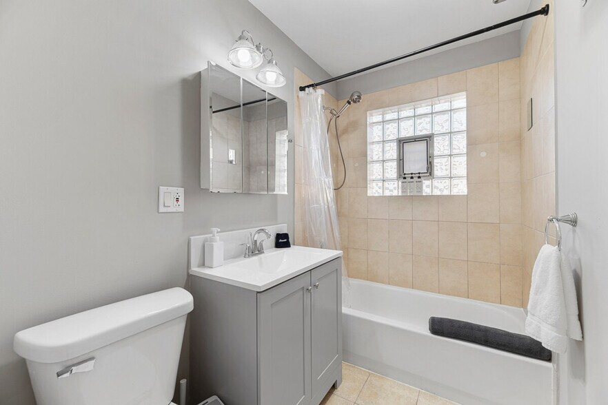 Building Photo - 3457 Main St