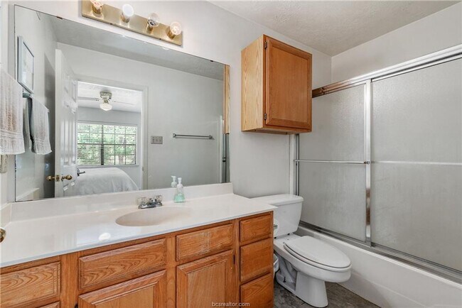 Building Photo - Available NOW!! Cute 3/2 four-plex Close t...