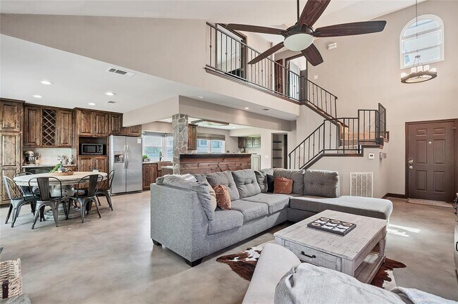 Building Photo - 901 Oakcrest Cir