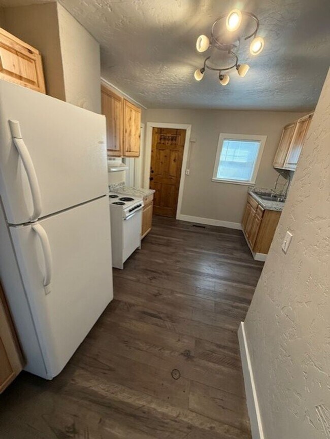 Building Photo - Fully renovated 1 bedroom in the heart of ...
