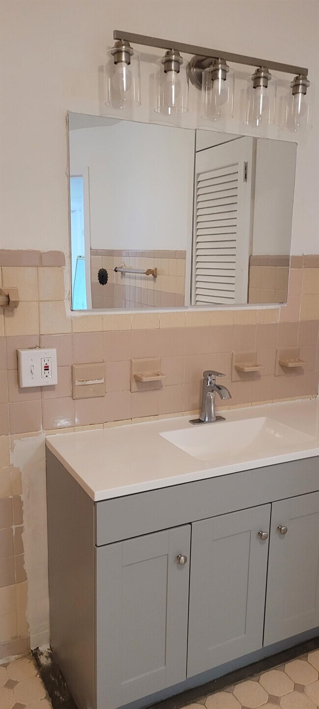 Building Photo - 163 Jewett Ave