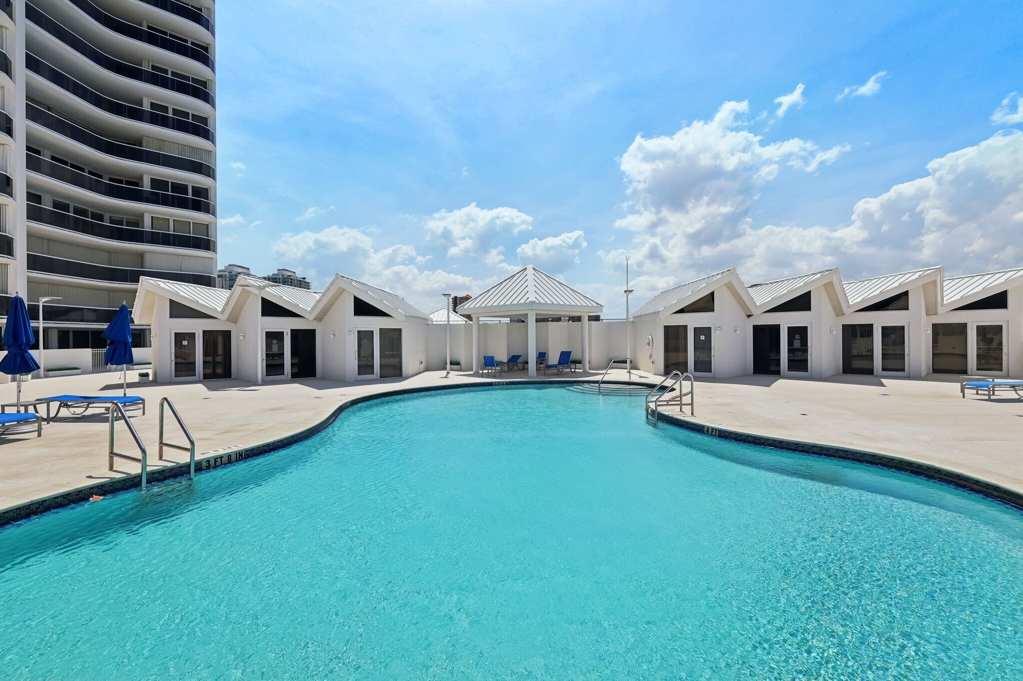 Building Photo - 16711 Collins Ave