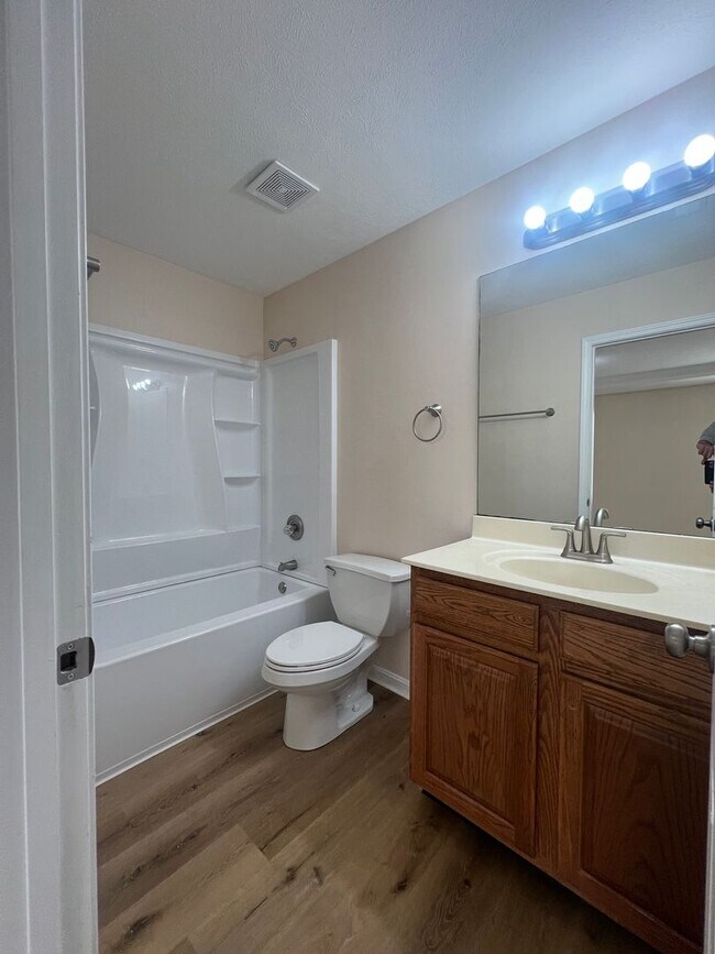 Building Photo - 3 BEDROOM-, 2 BATH MUST SEE!