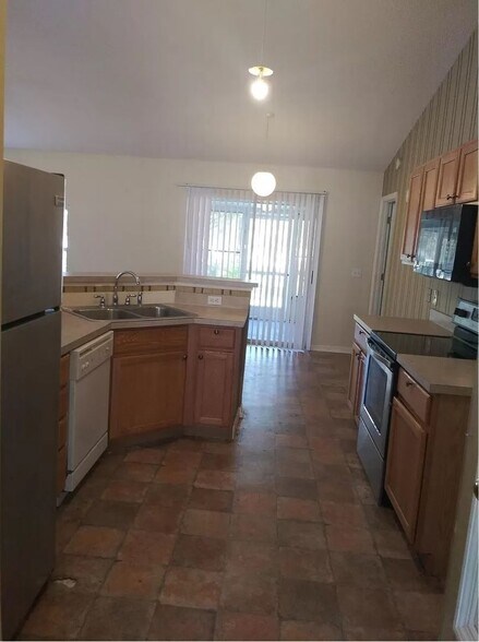 Building Photo - 14169 Spring Hill Dr