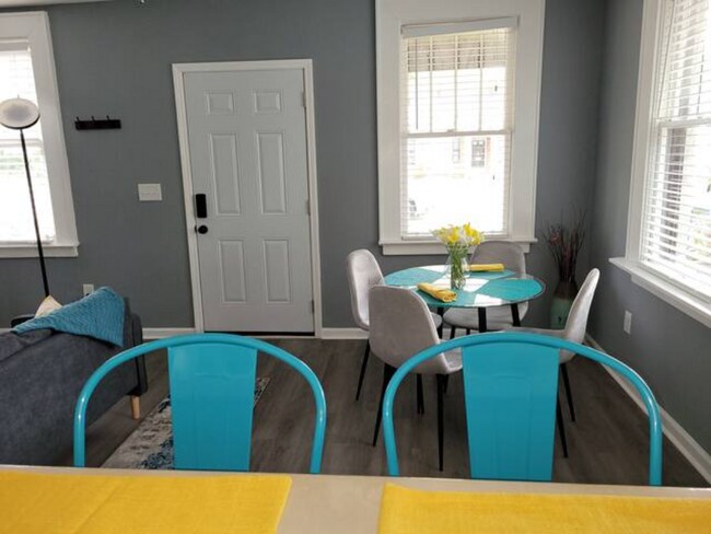 Building Photo - 2033 E 4th St