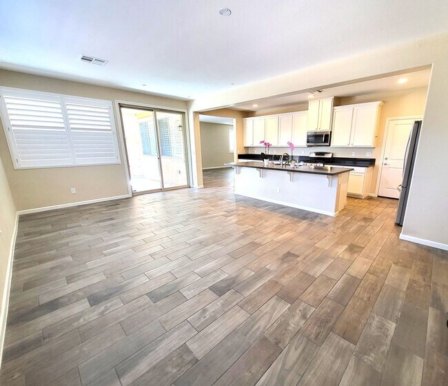 Building Photo - 4 Bedroom House with Community Pool, Baseb...