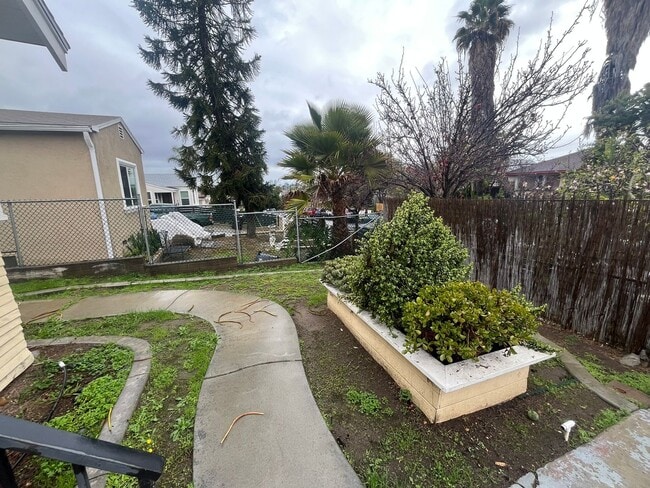 Building Photo - Charming 3-Bedroom Home in the Heart of Sa...