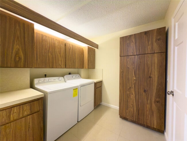 Building Photo - 1701 Whitehall Dr