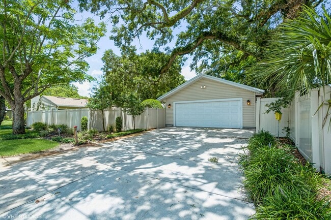 Building Photo - Spacious Cottage in College Park