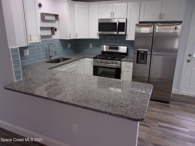 Building Photo - 1240 N Singleton Ave
