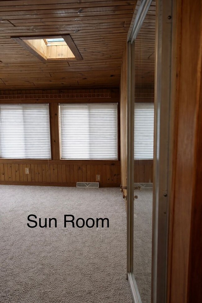 Building Photo - 1031-1033 Pleasantview