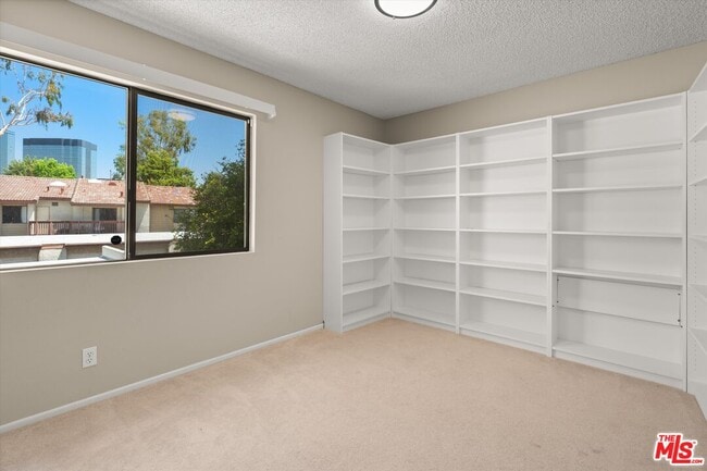 Building Photo - 5720 Owensmouth Ave