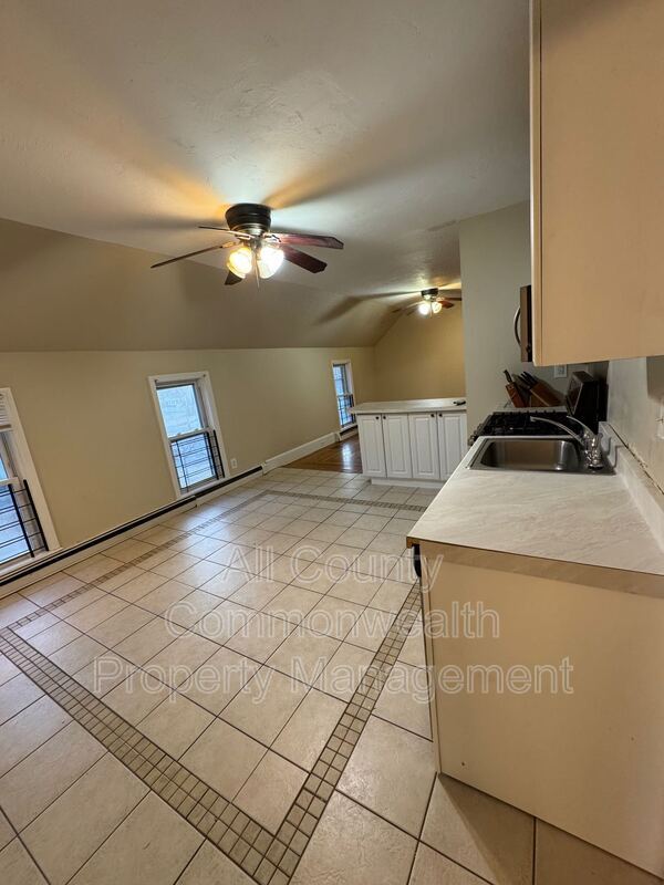 Building Photo - 56 Parker St