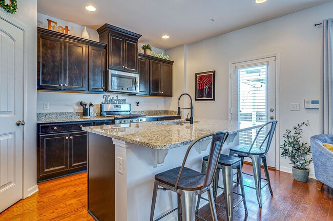 Building Photo - Beautiful 3 Bed, 2/1 Bath Mount Juliet Tow...